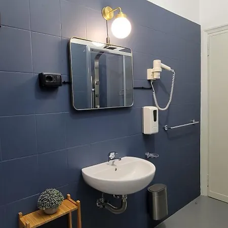 לינה וארוחת בוקר And Comfort 4*