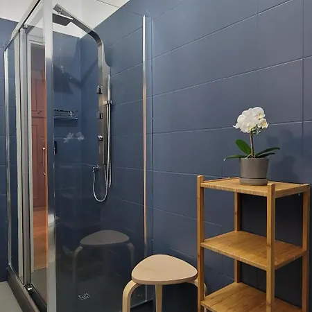 לינה וארוחת בוקר And Comfort 4*